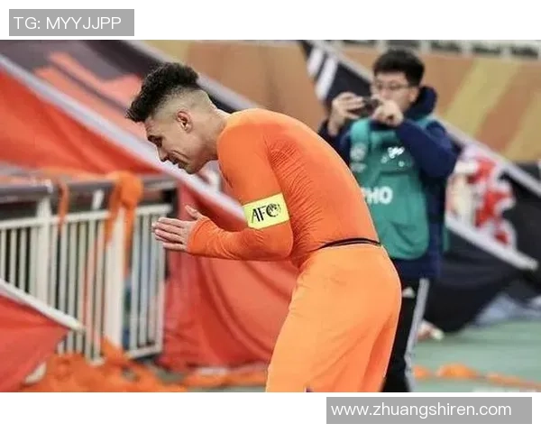 白云下的奇迹足球明星意外现身引发热议与欢呼 白云下的奇迹足球明星意外现身引发热议与欢呼